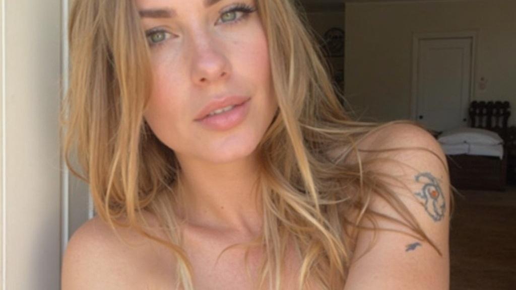 Portrait d'une femme jeune et attrayante aux cheveux blonds et aux tatouages